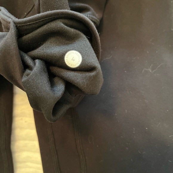 Lululemon 25” unlimit keyhole leggings- size 4 - Picture 4 of 5